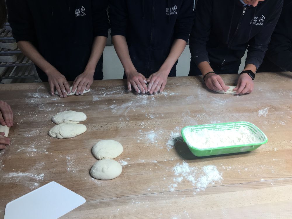 "Die Schüler der 4. Klasse erobern das Brot: ein Gourmet- und Bildungsabenteuer“.